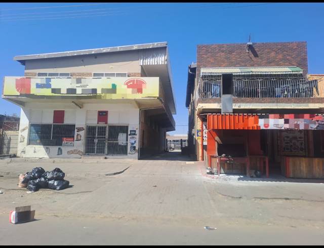 460M² BUILDING FOR SALE IN RUSTENBURG NORTH